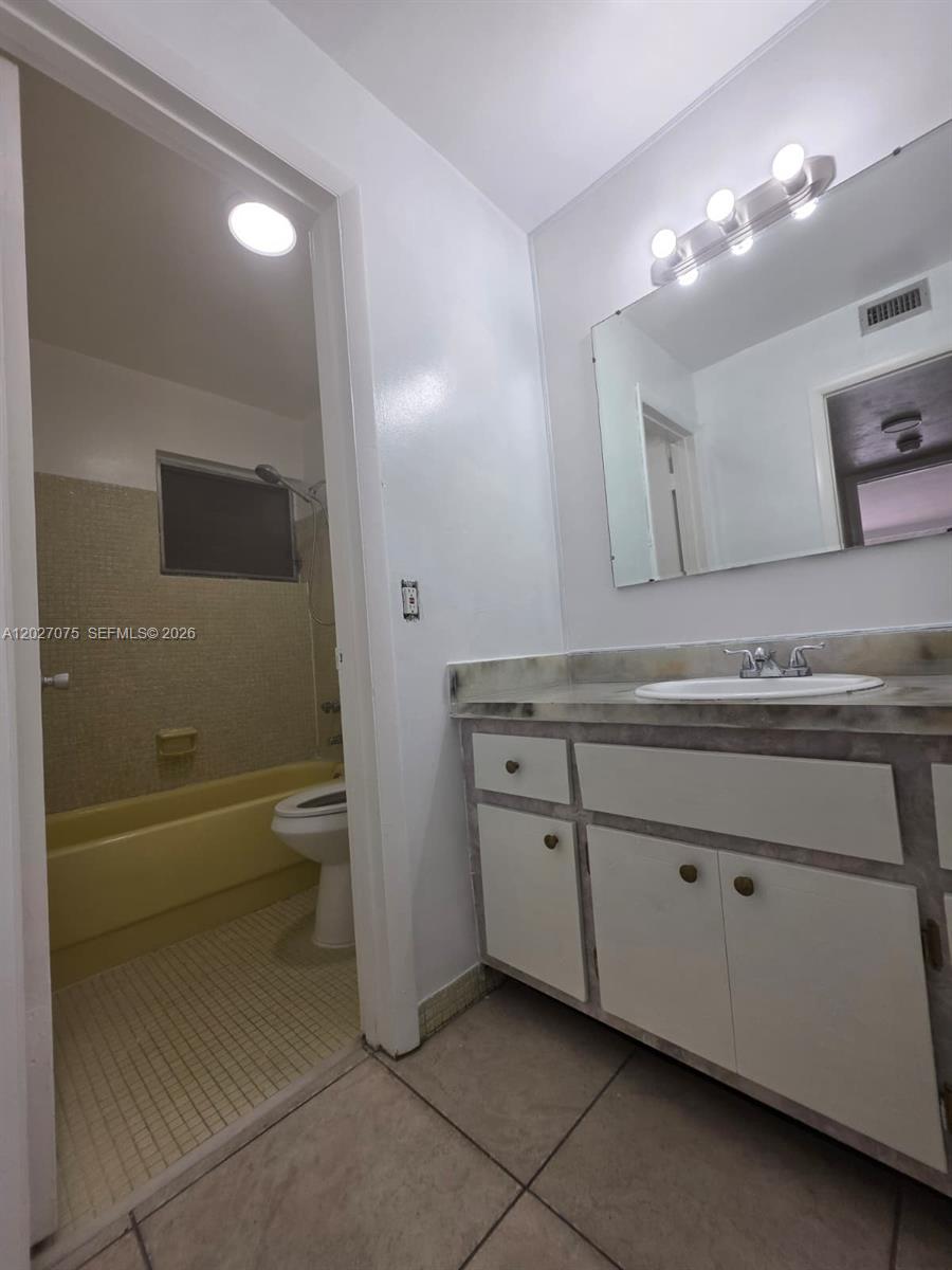 1175 Normandy Dr 3b Property Photo 8