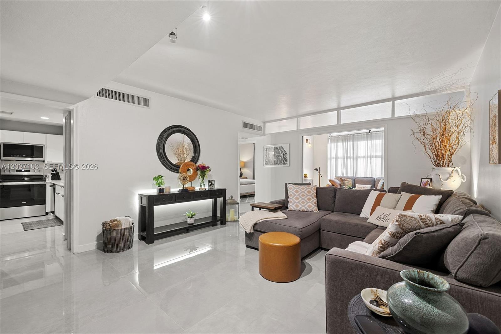 5001 Collins Ave 1e Property Photo 1