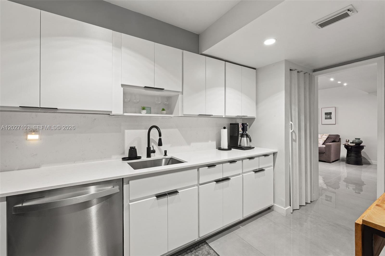 5001 Collins Ave 1e Property Photo 3