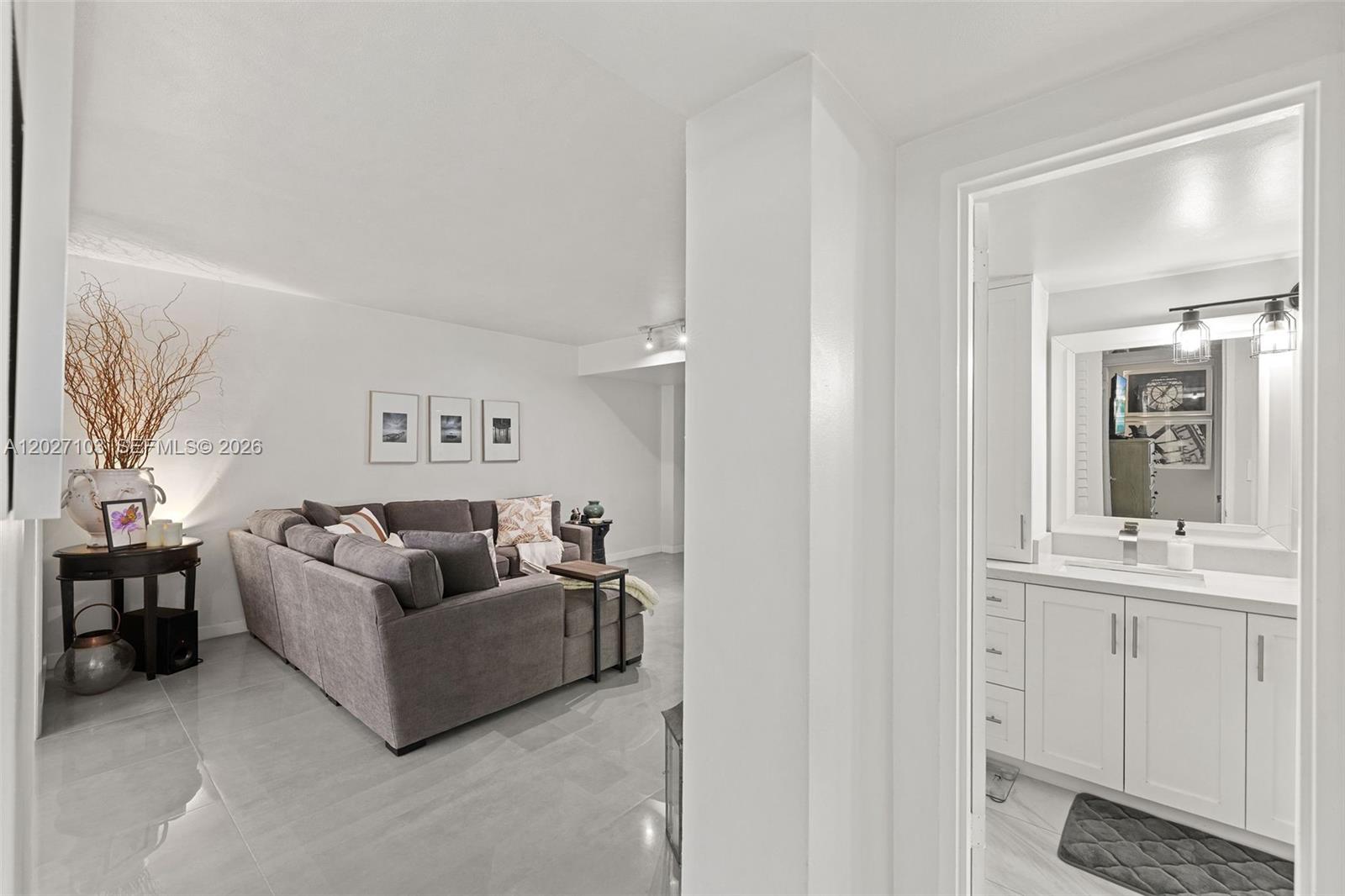 5001 Collins Ave 1e Property Photo 10