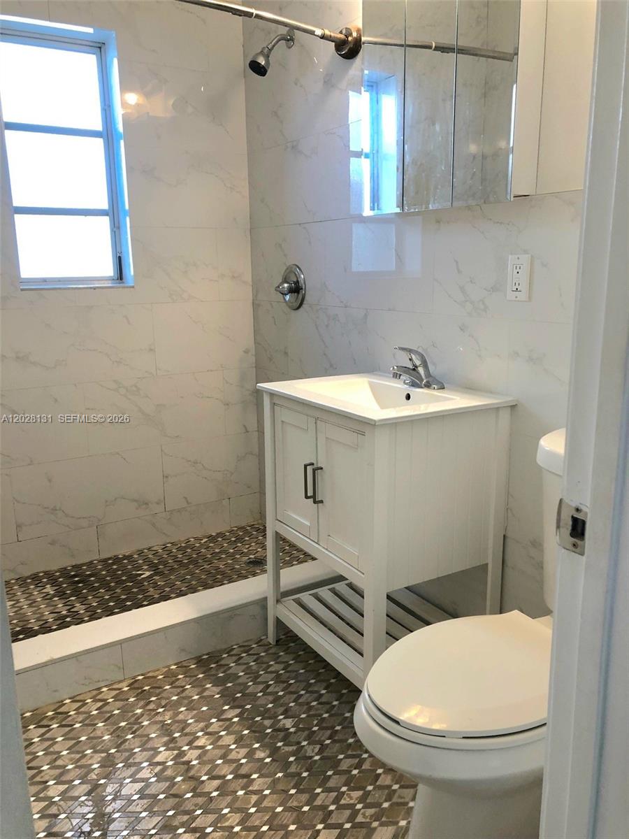 7135 Rue Granville 4 Property Photo 4