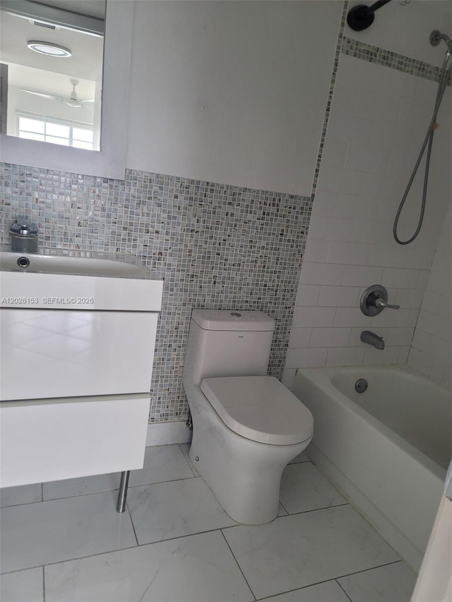 2600 Collins Ave 411 Property Photo 5
