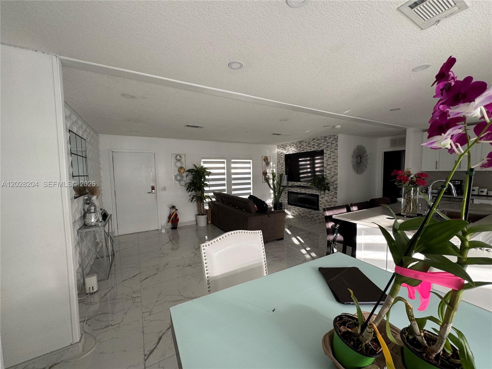 720 N Riverside St Property Photo 9
