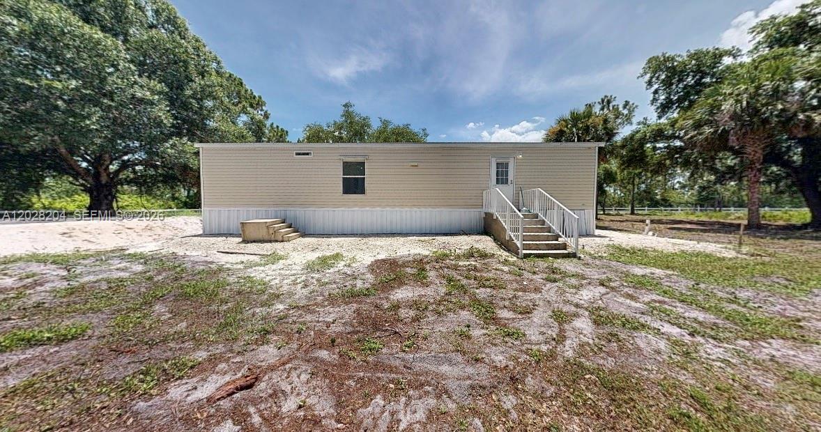 720 N Riverside St Property Photo 22