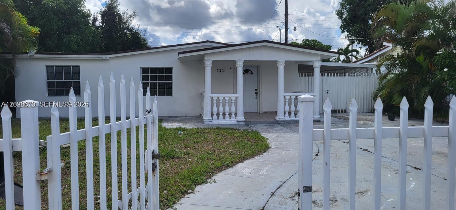 712 Hialeah Dr Property Photo 1