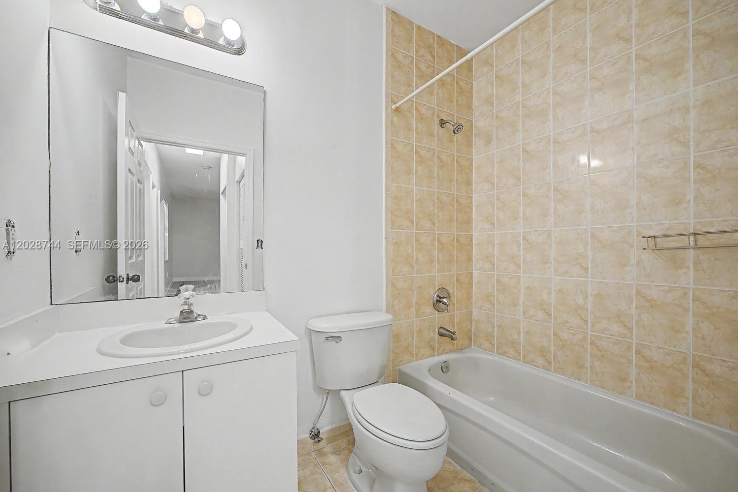 373 Ne 26th Pl 102 Property Photo 13