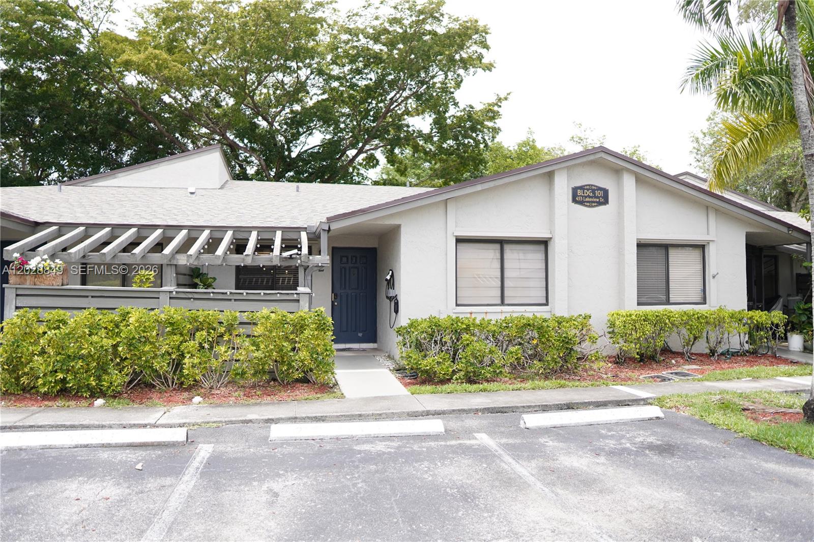 453 Lakeview Dr 2 Property Photo 1