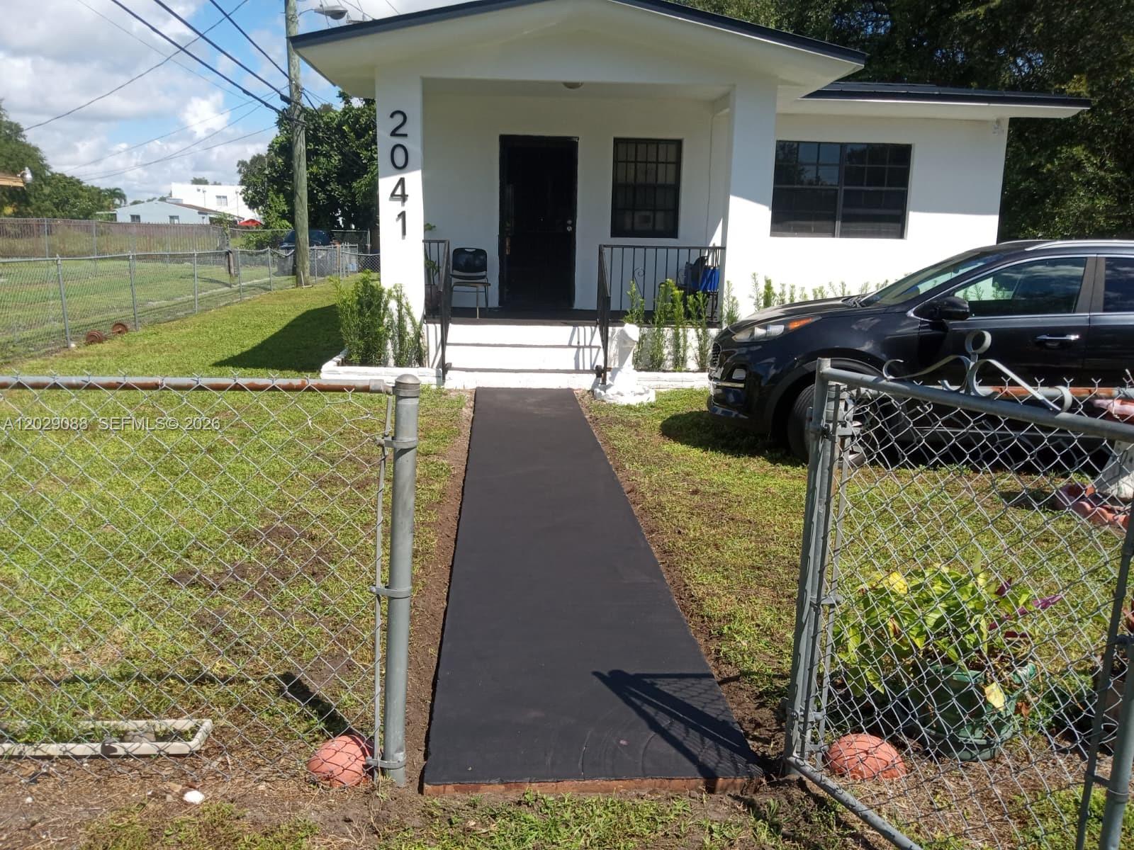 2041 NW 100th St Property Photo 1