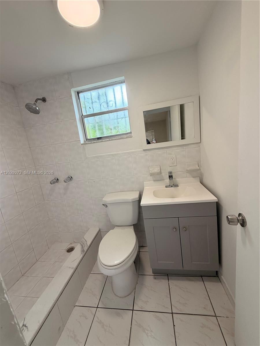 2420 Nw 31st St 3 Property Photo 8