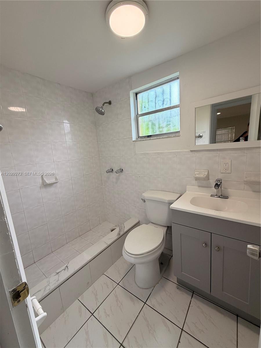 2420 Nw 31st St 3 Property Photo 9