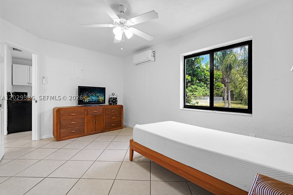 2415 Pierce St - Property Photo 10