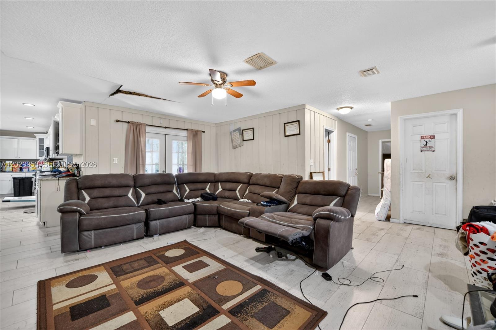 570 N Hart Blvd Property Photo 5