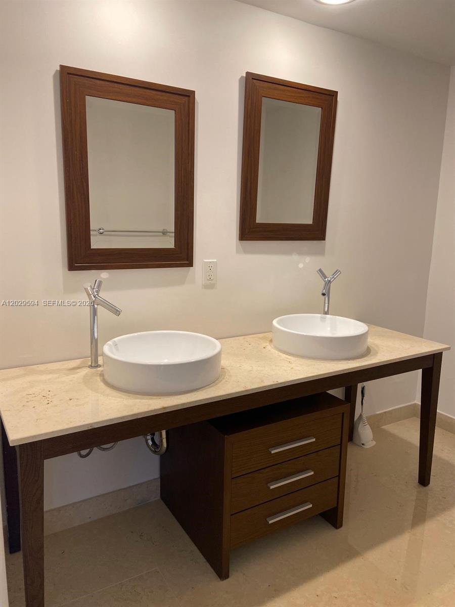 495 Brickell Ave 5706 Property Photo 12