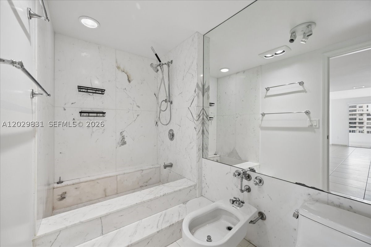 199 Ocean Lane Dr 911 Property Photo 19