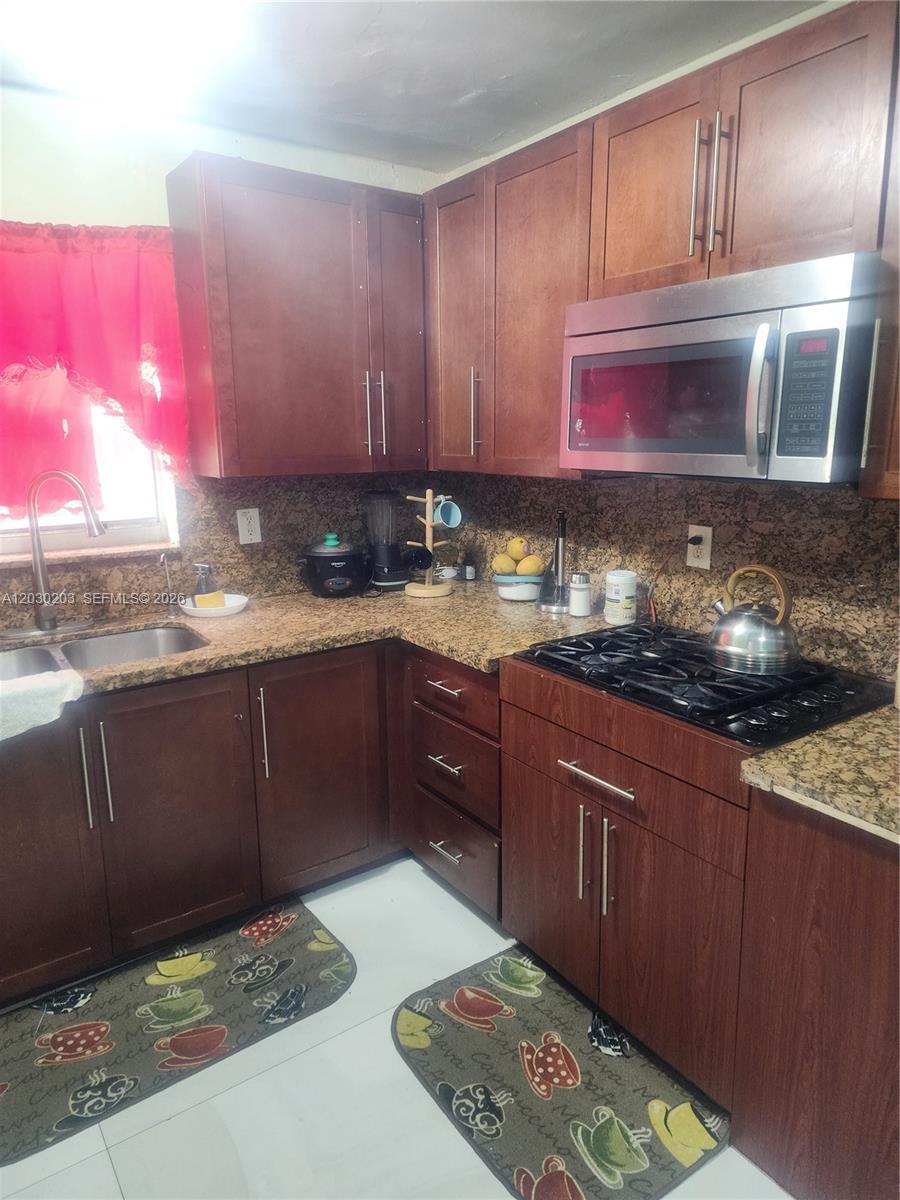 2130 Nw 92nd St Property Photo 3