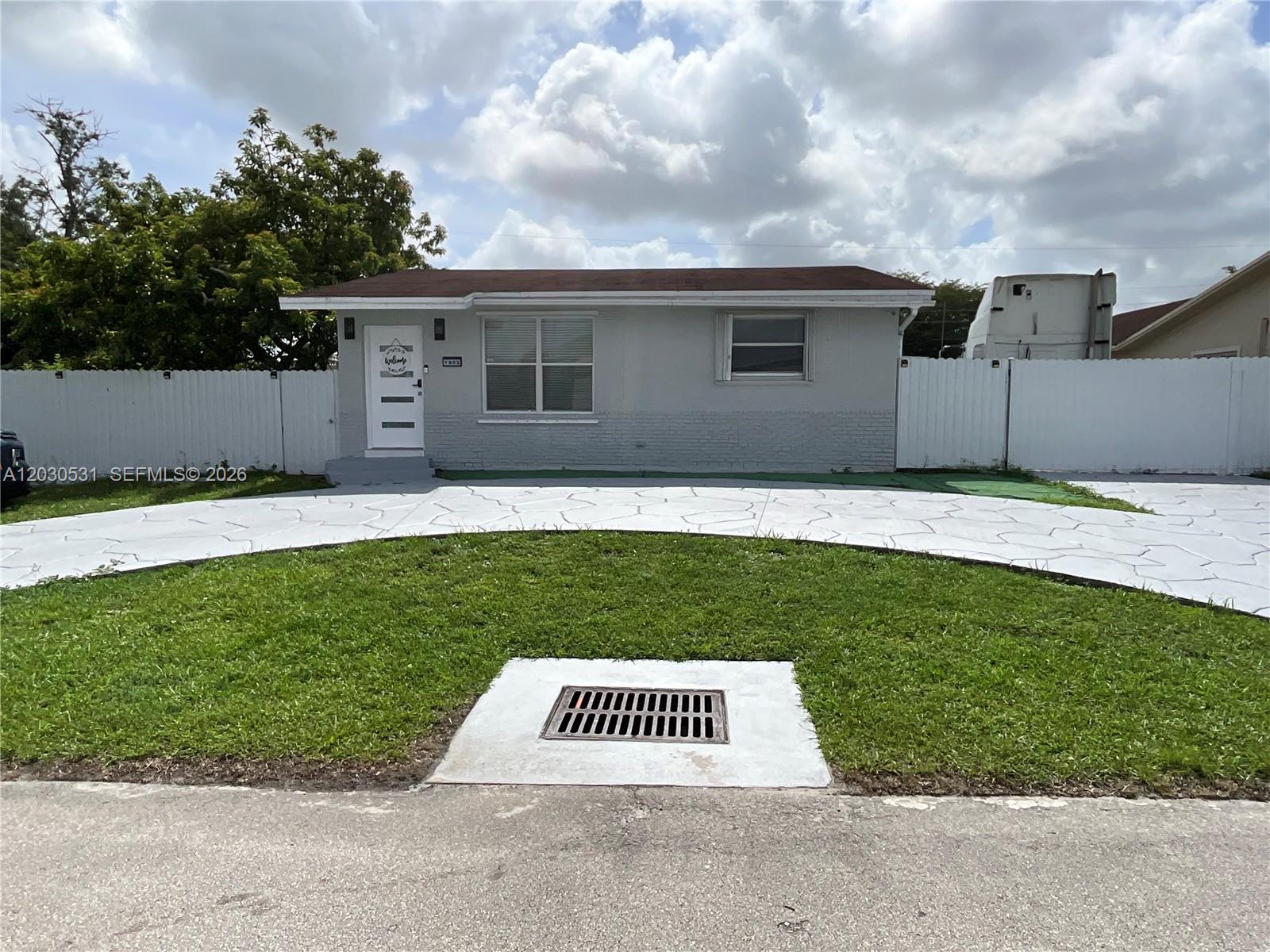 1905 Sw 100th Ave Property Photo 1