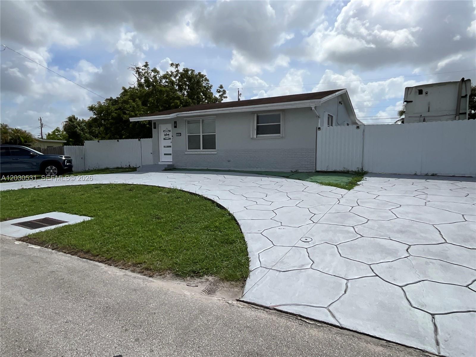 1905 Sw 100th Ave Property Photo 2