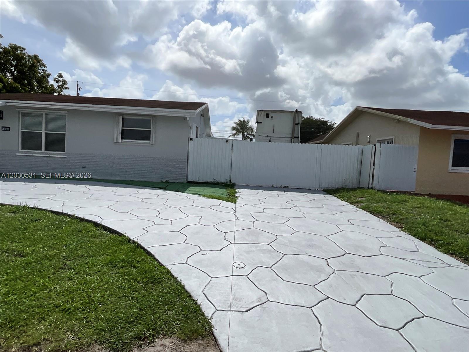 1905 Sw 100th Ave Property Photo 3