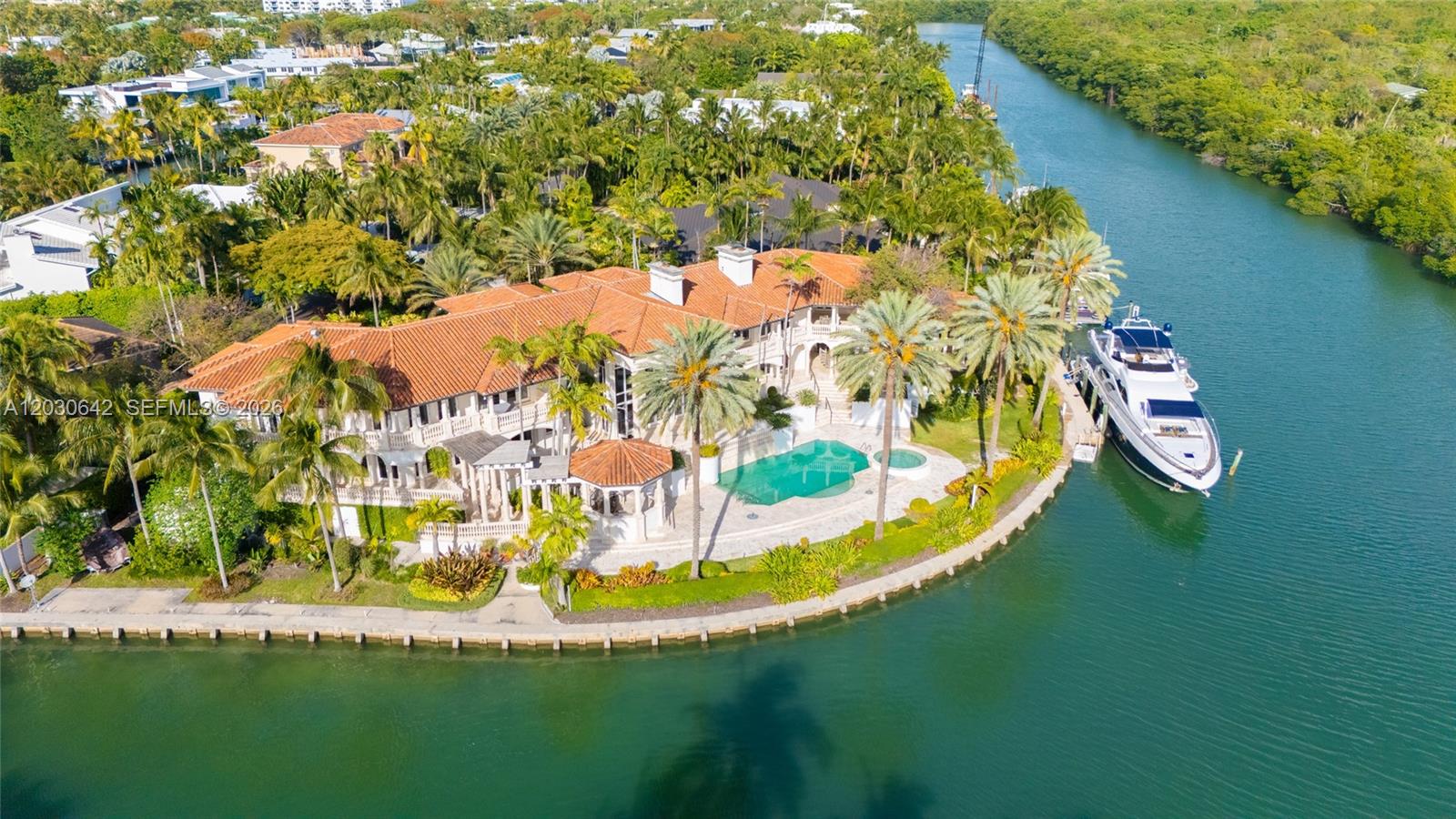 260 Cape Florida Dr Property Photo 4