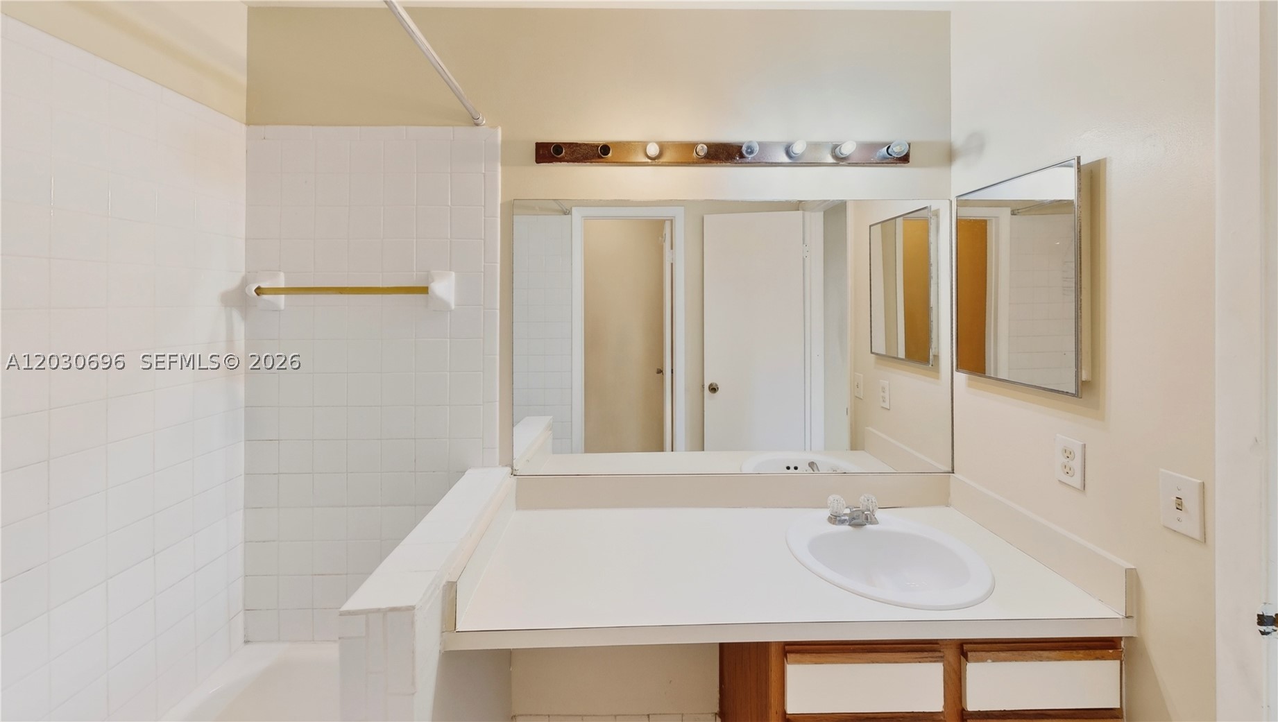 889 Hamilton Dr 889e Property Photo 24