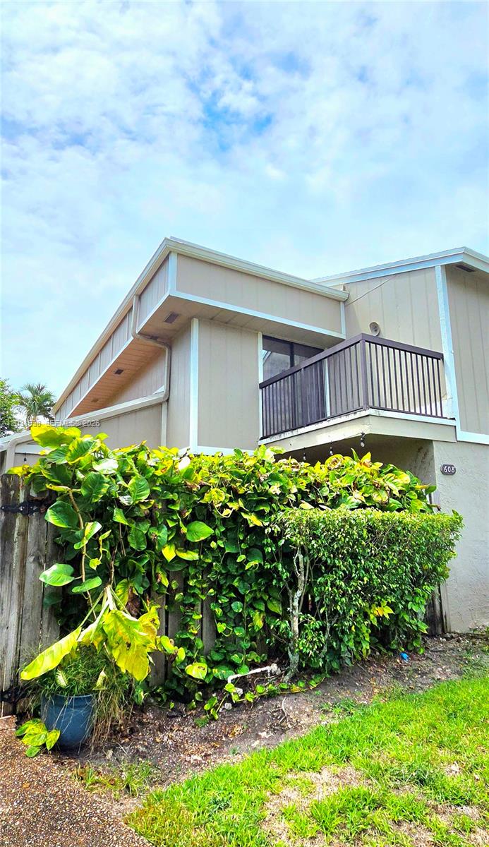 608 Commodore Dr Property Photo 1