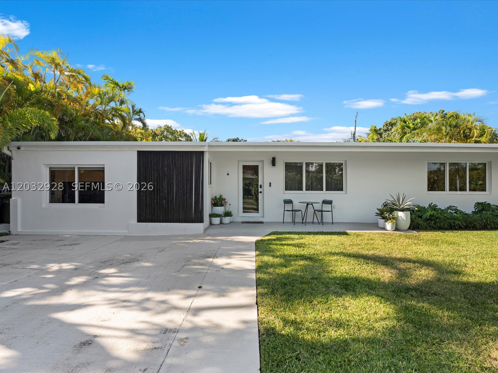 1945 Alamanda Dr Property Photo 1