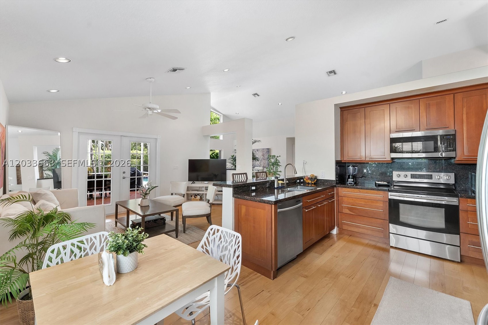 2013 Island Cir Property Photo 22