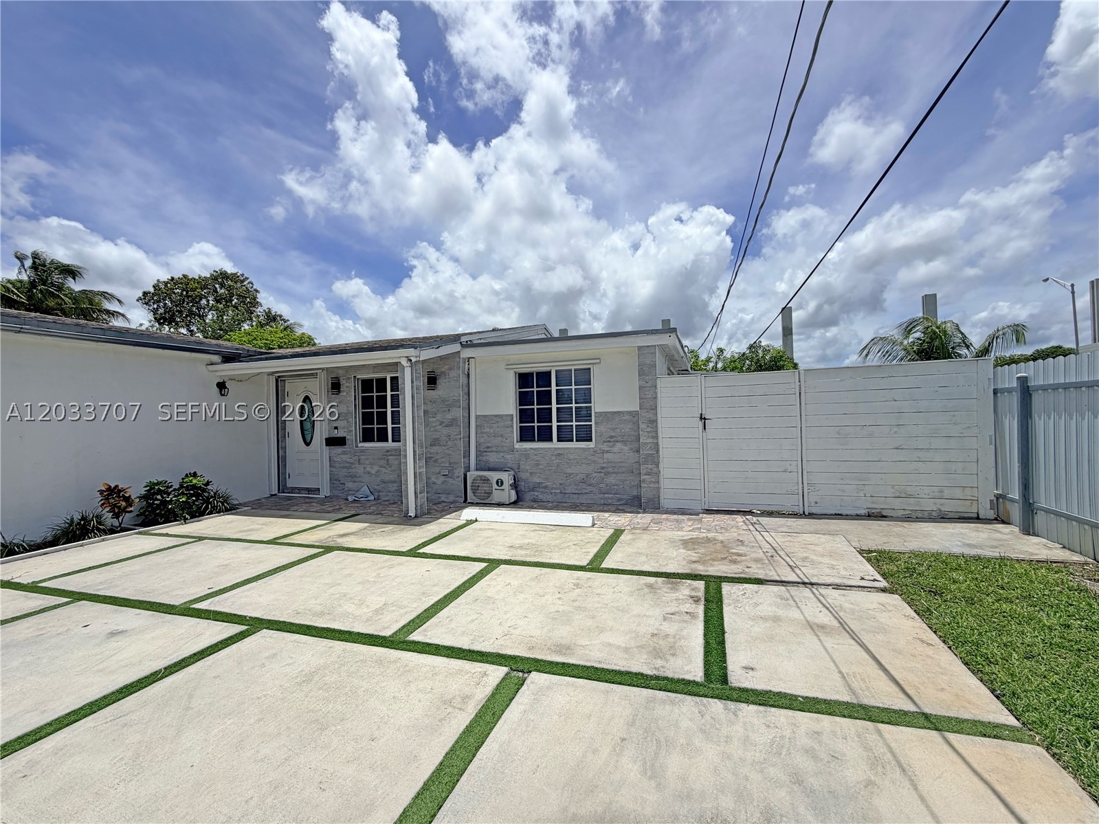 2500 Sunshine Blvd Property Photo 1