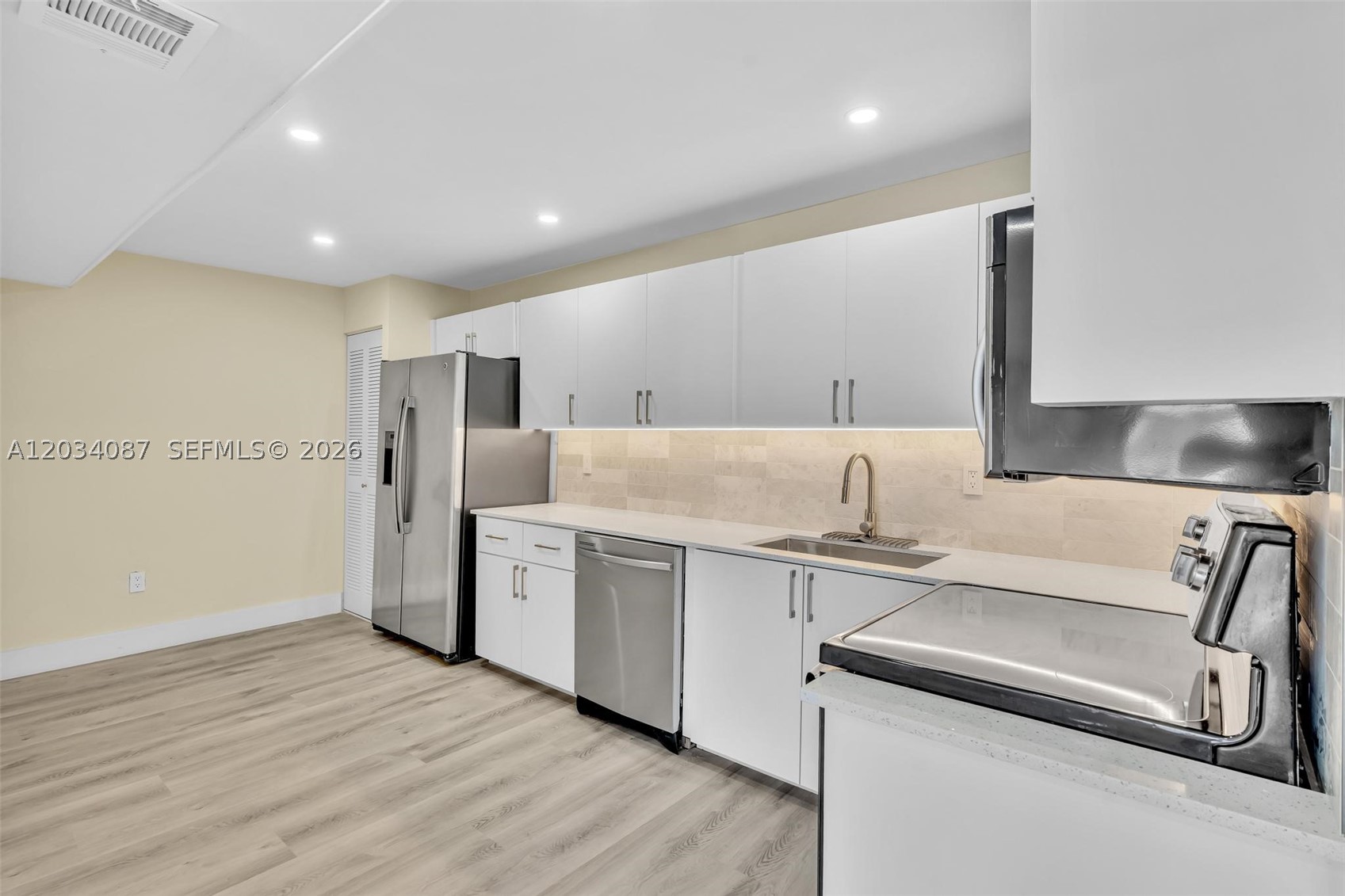 9124 Collins Ave 304 Property Photo 8