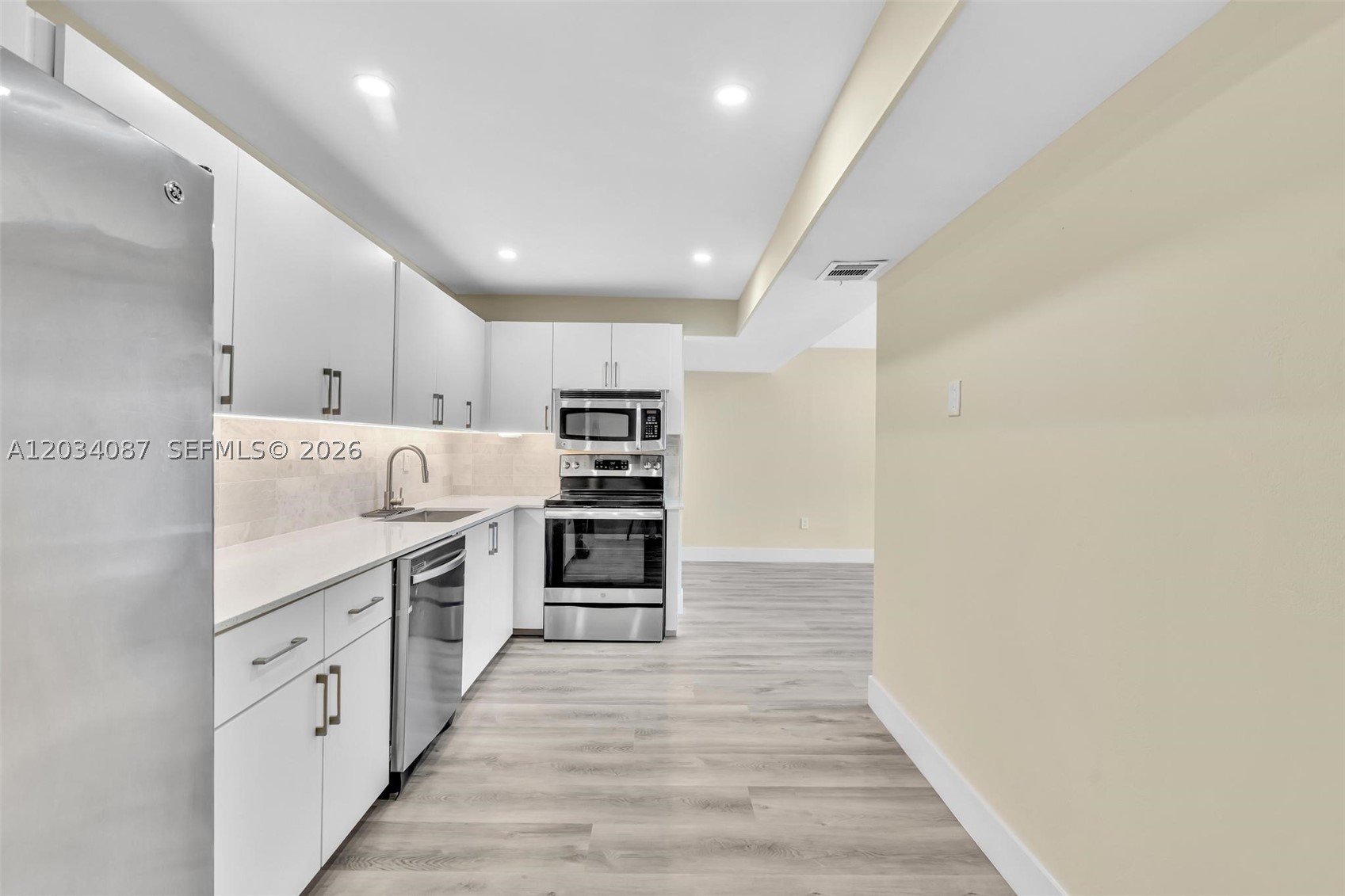 9124 Collins Ave 304 Property Photo 9