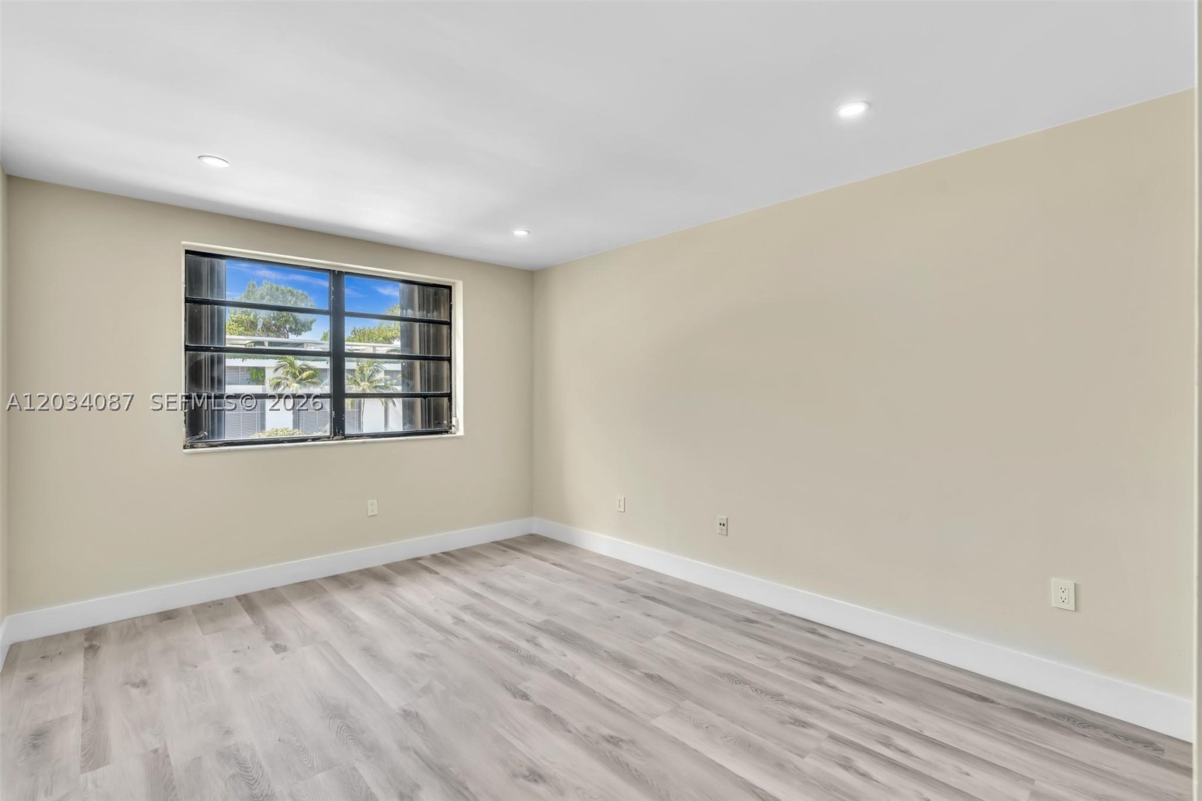 9124 Collins Ave 304 Property Photo 23