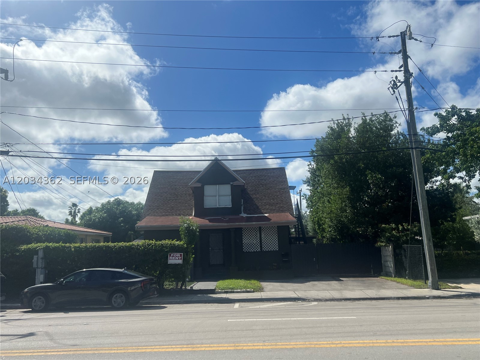 842 SW 12th Ave Property Photo 1