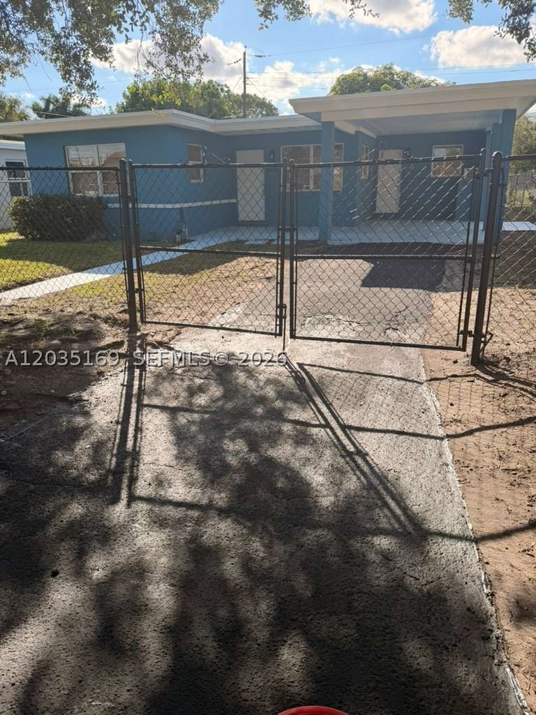 809 Nw 12th Ave Property Photo 3