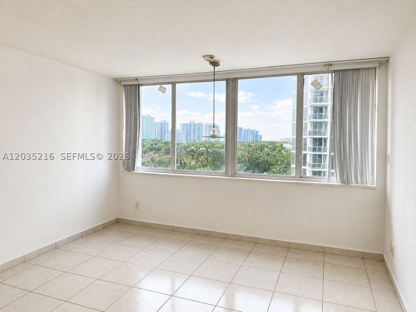19201 Collins Ave 527 Property Photo 3