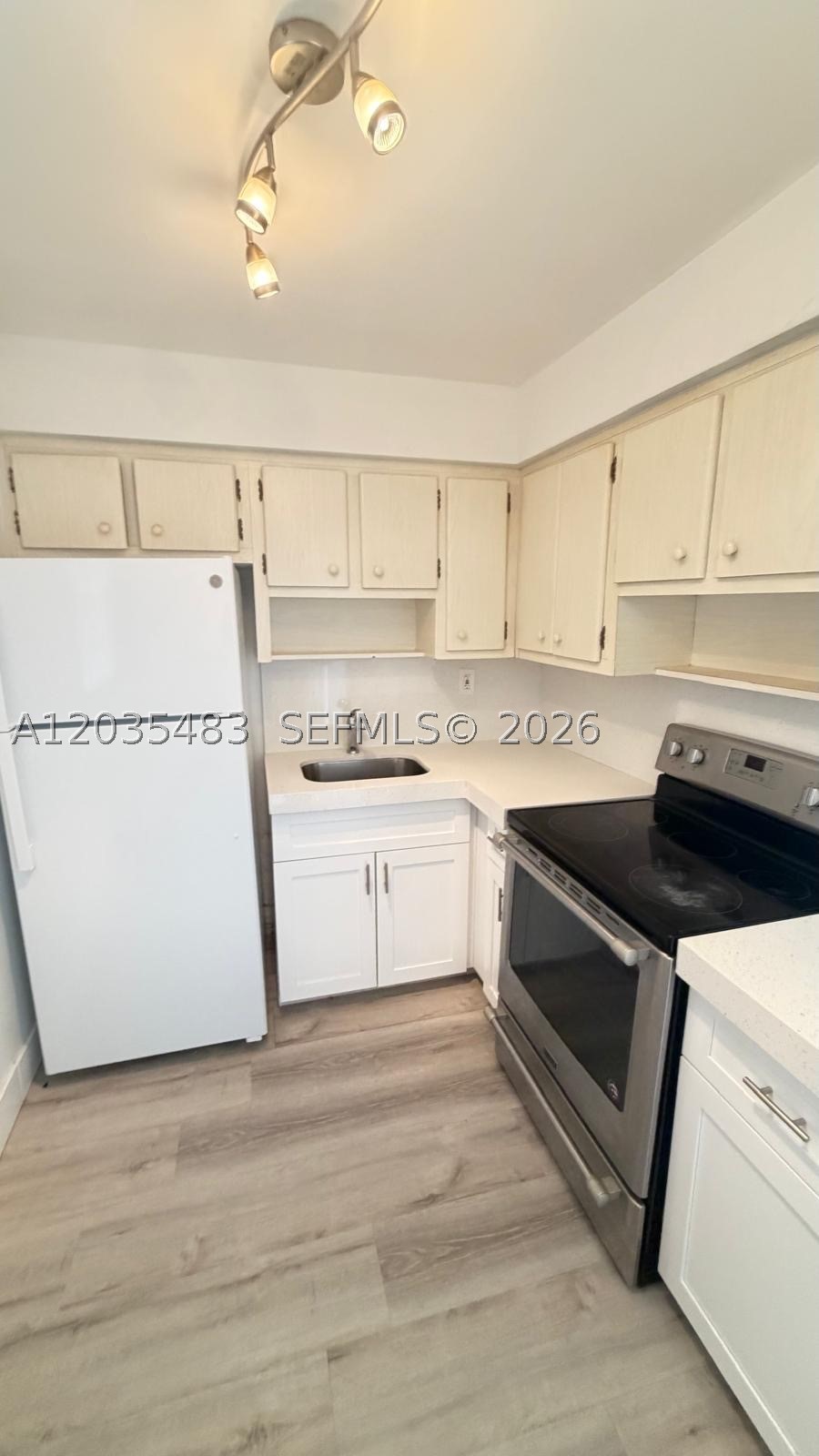 20200 NE 27th Ct 9 Property Photo 1