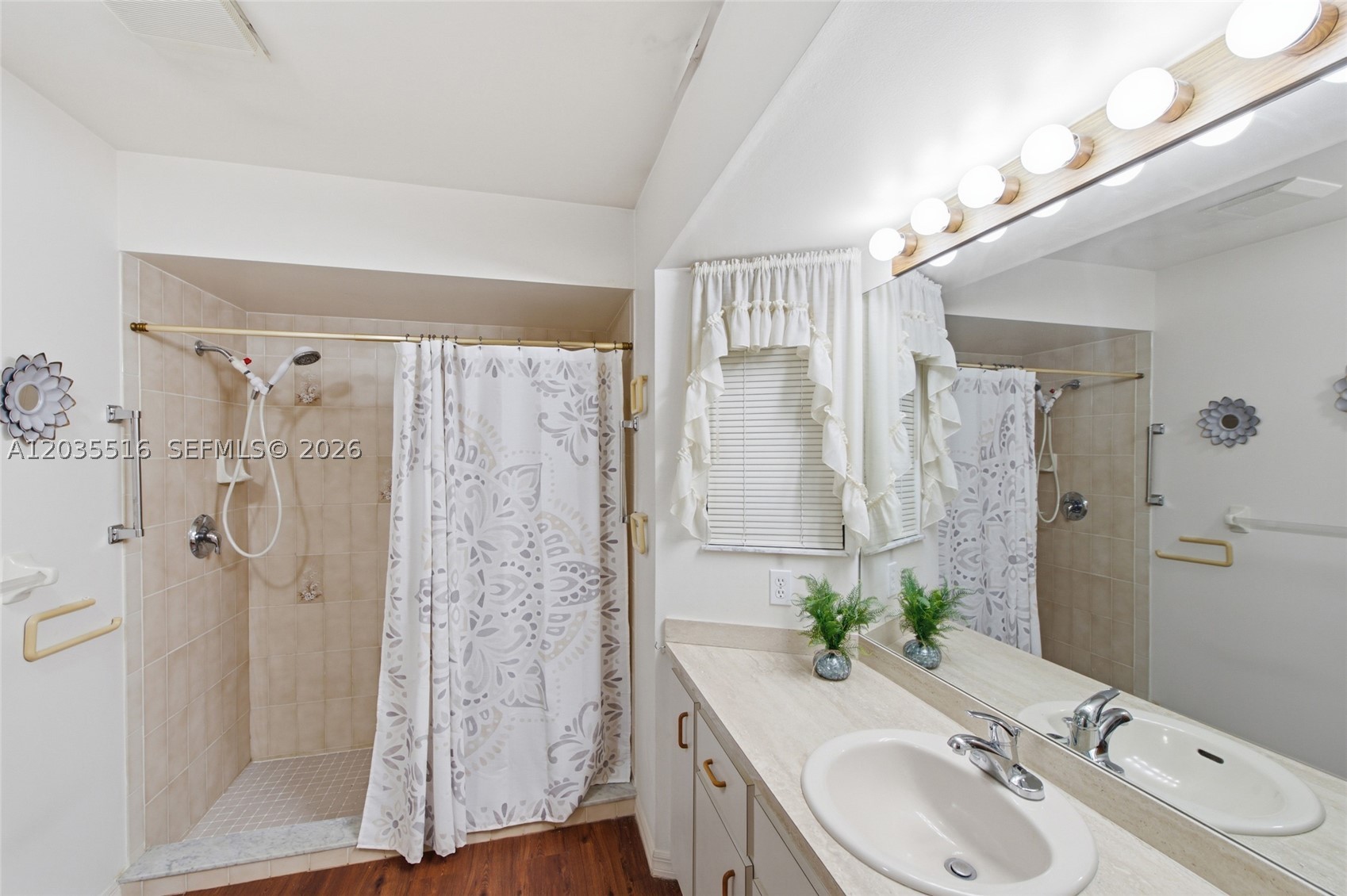 642 Nobles St Property Photo 19