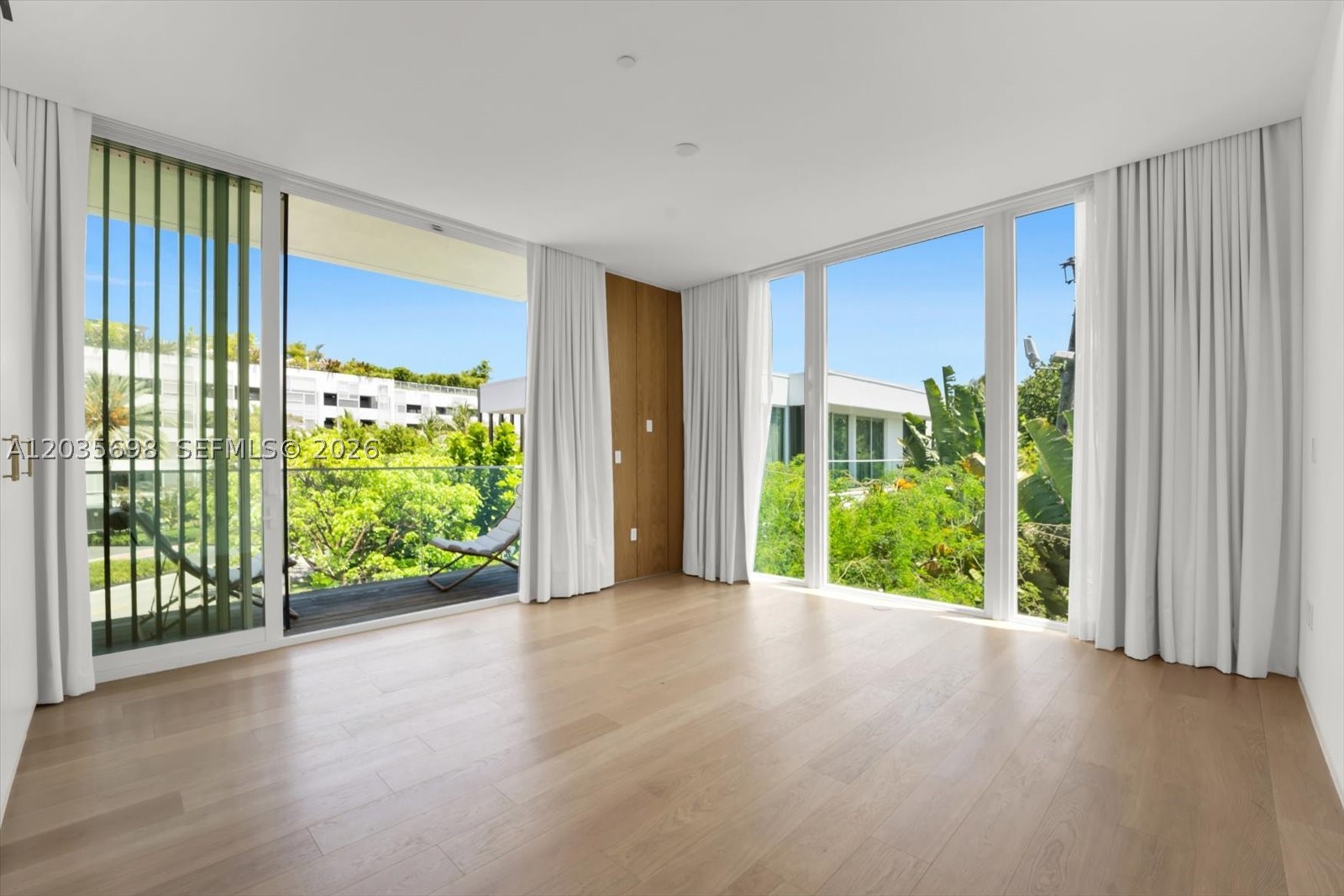 810 W 47 Ct Property Photo 27