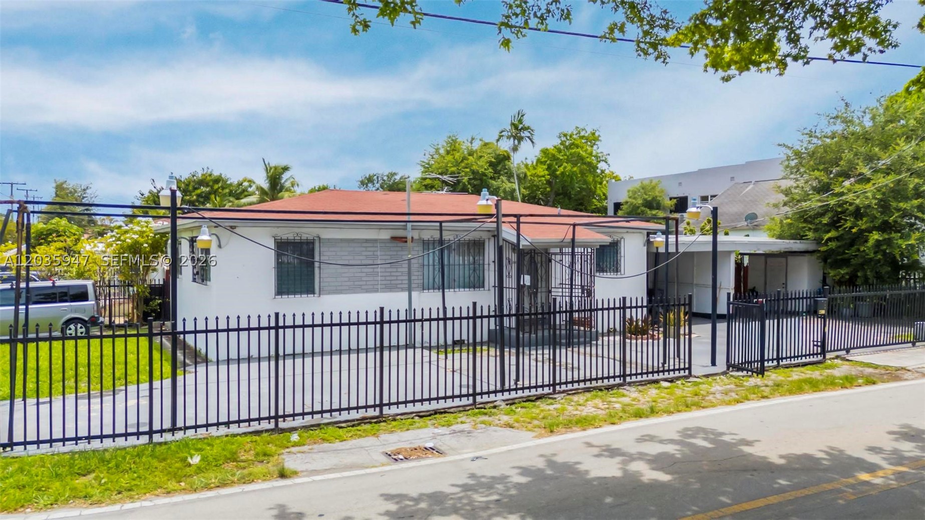 2300 NW 9th St Property Photo 1