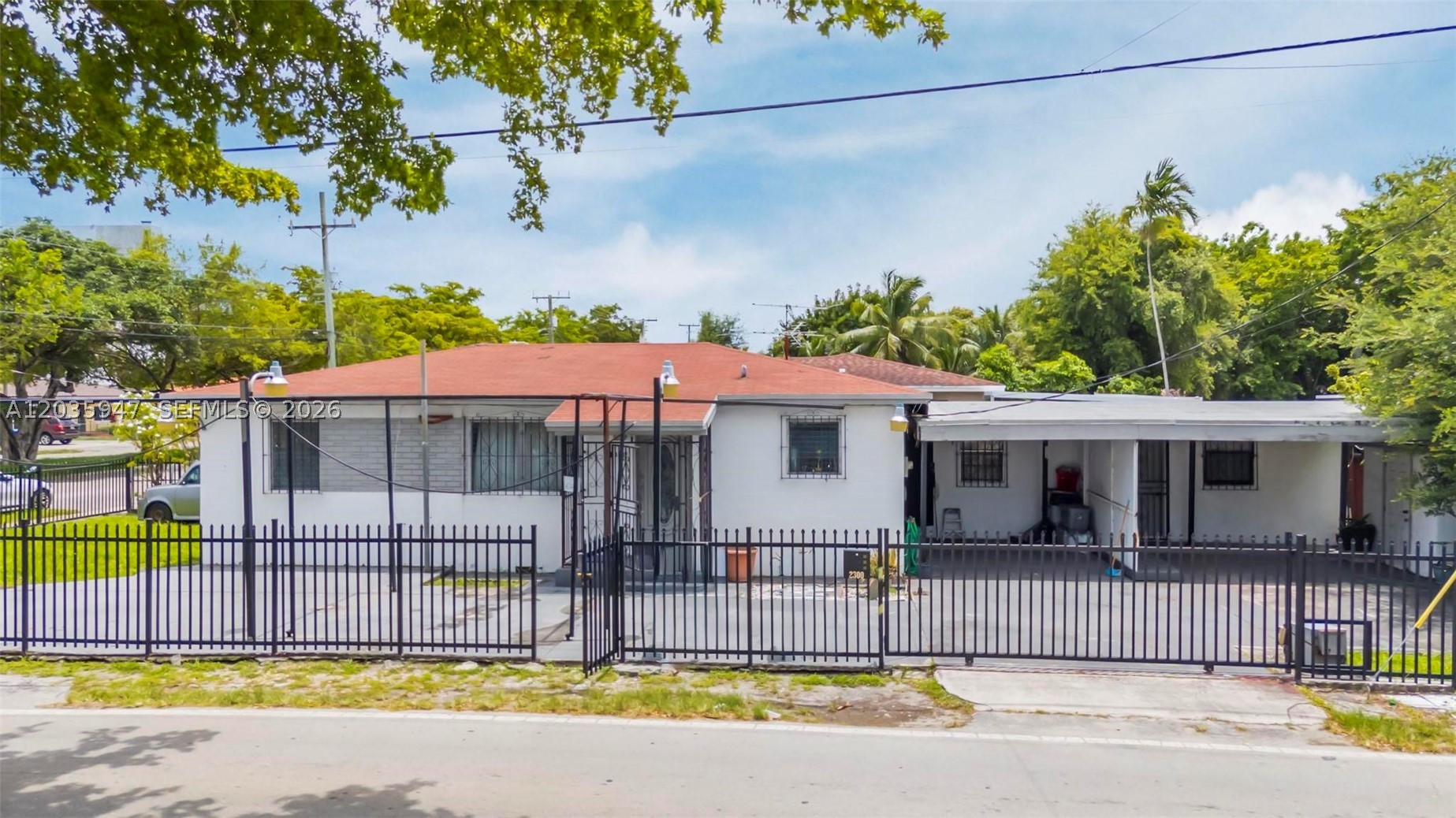 2300 Nw 9th St Property Photo 2