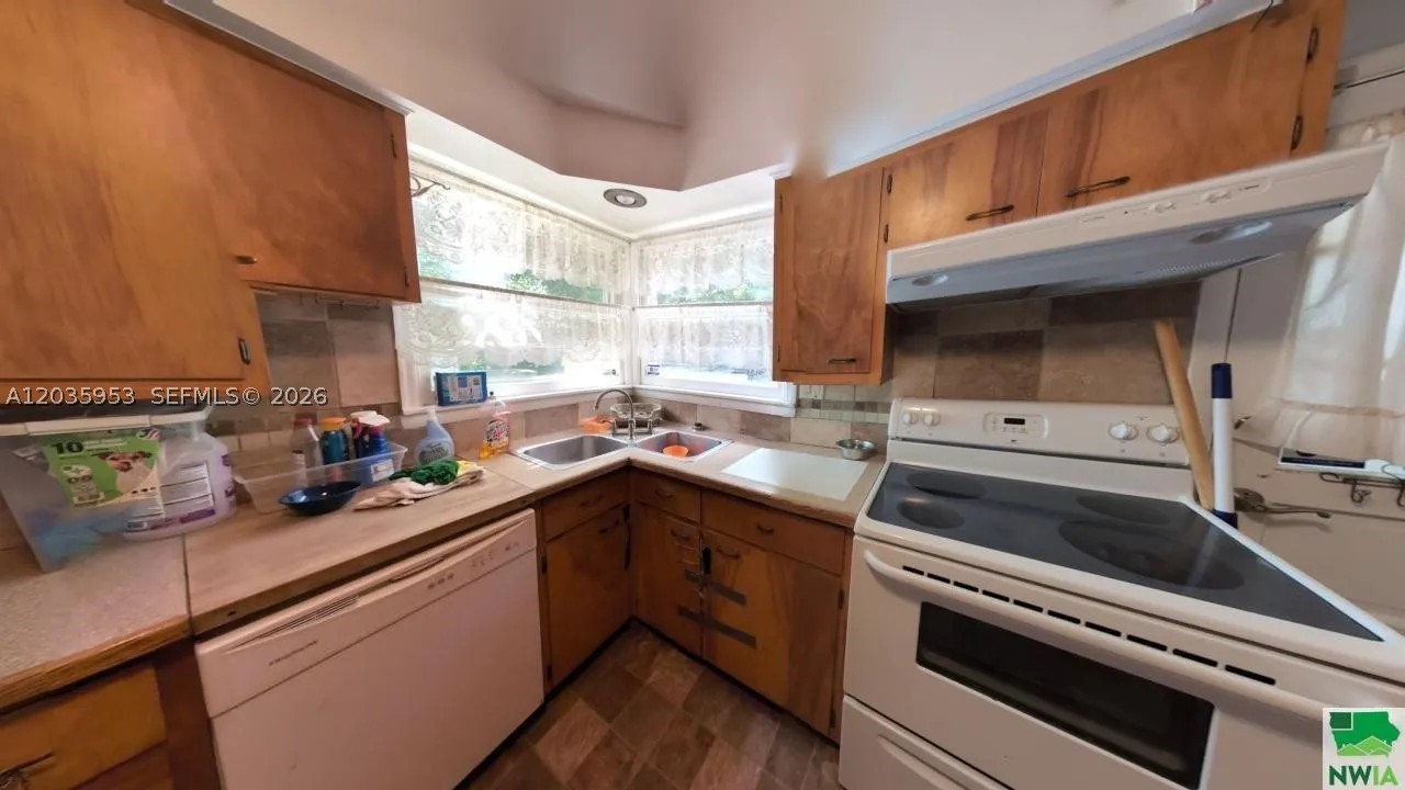 35 Hinshaw St Property Photo 2