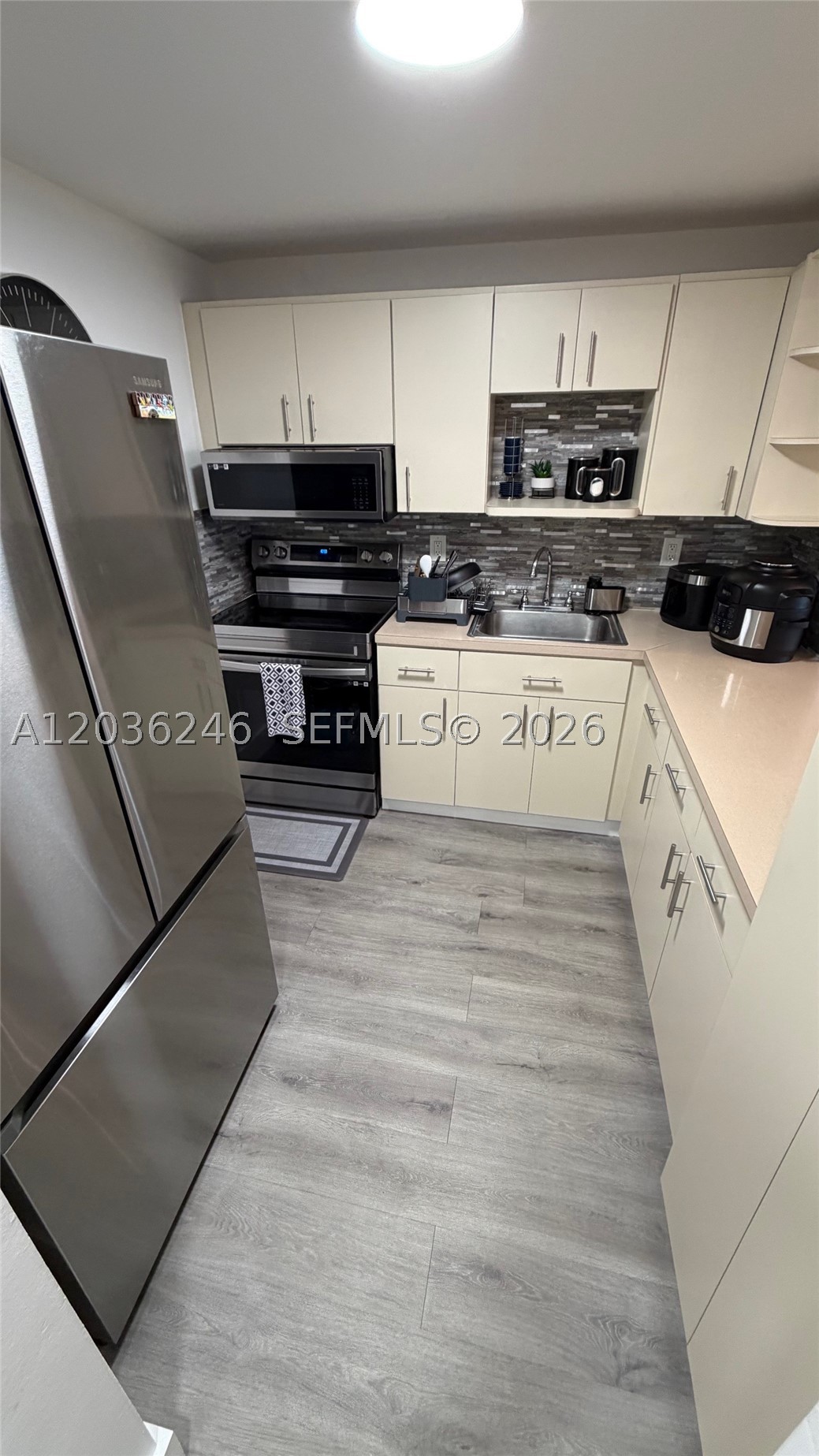 1825 W 44th Pl 1107 Property Photo 8