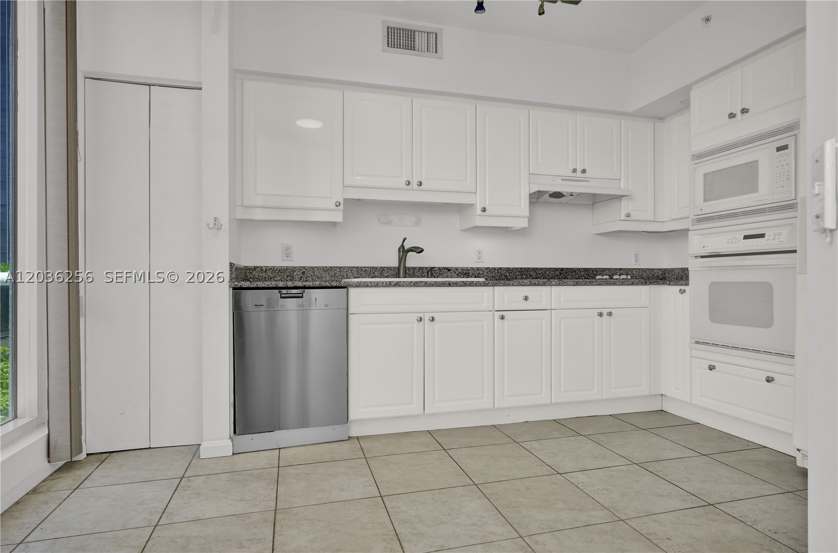4779 Collins Ave 506 Property Photo 6