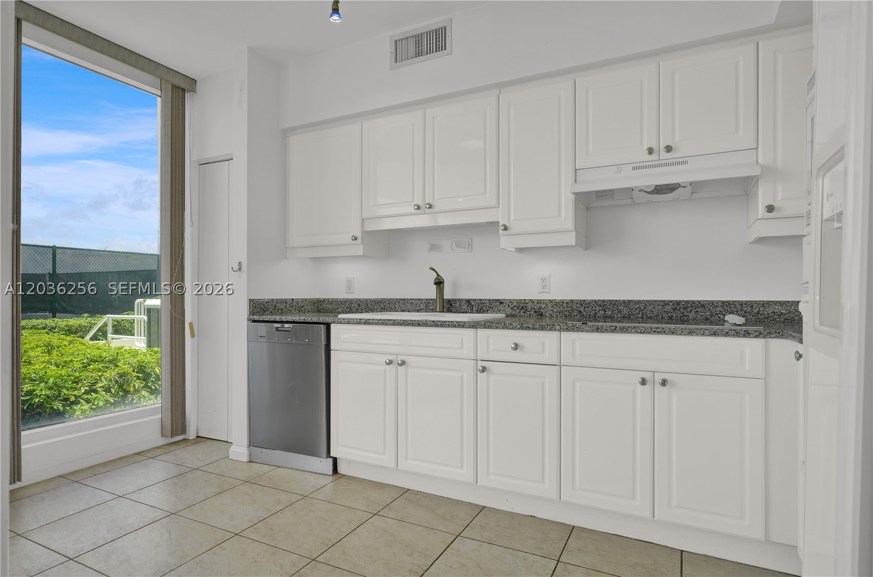 4779 Collins Ave 506 Property Photo 7