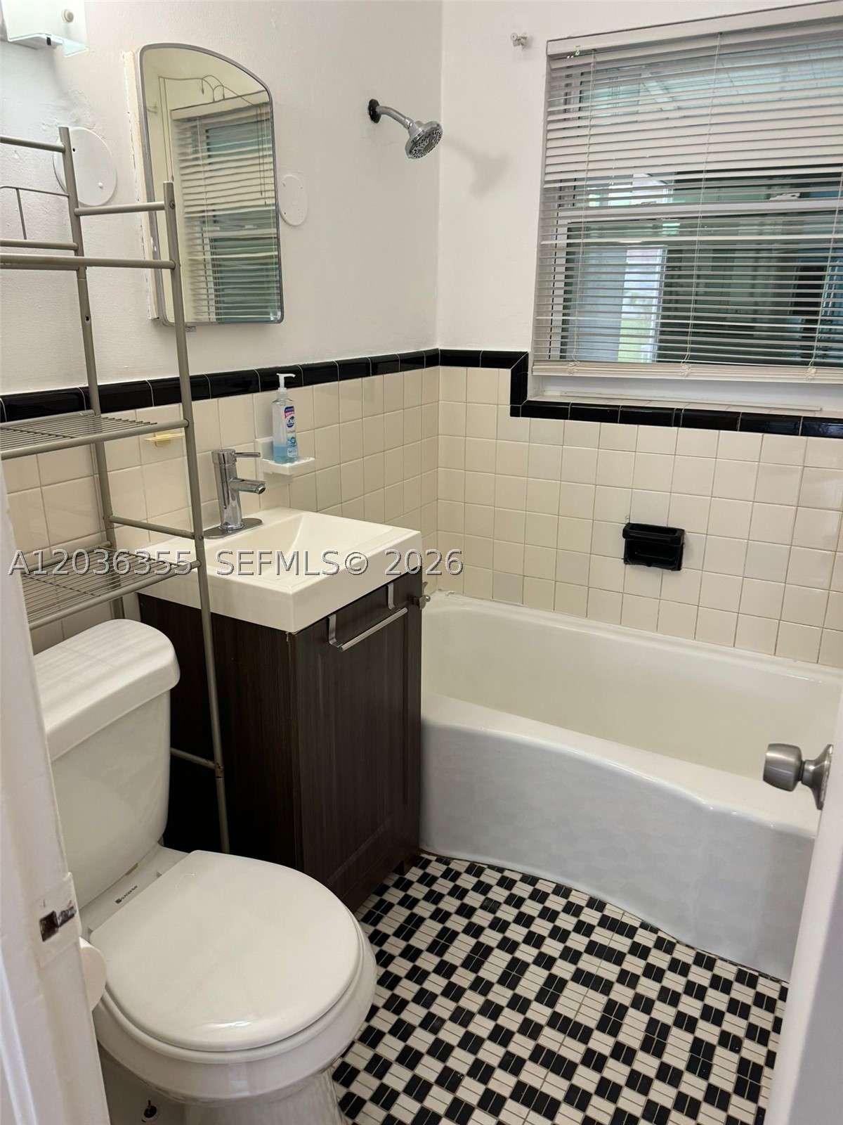 1324 N 58 Ave Property Photo 3