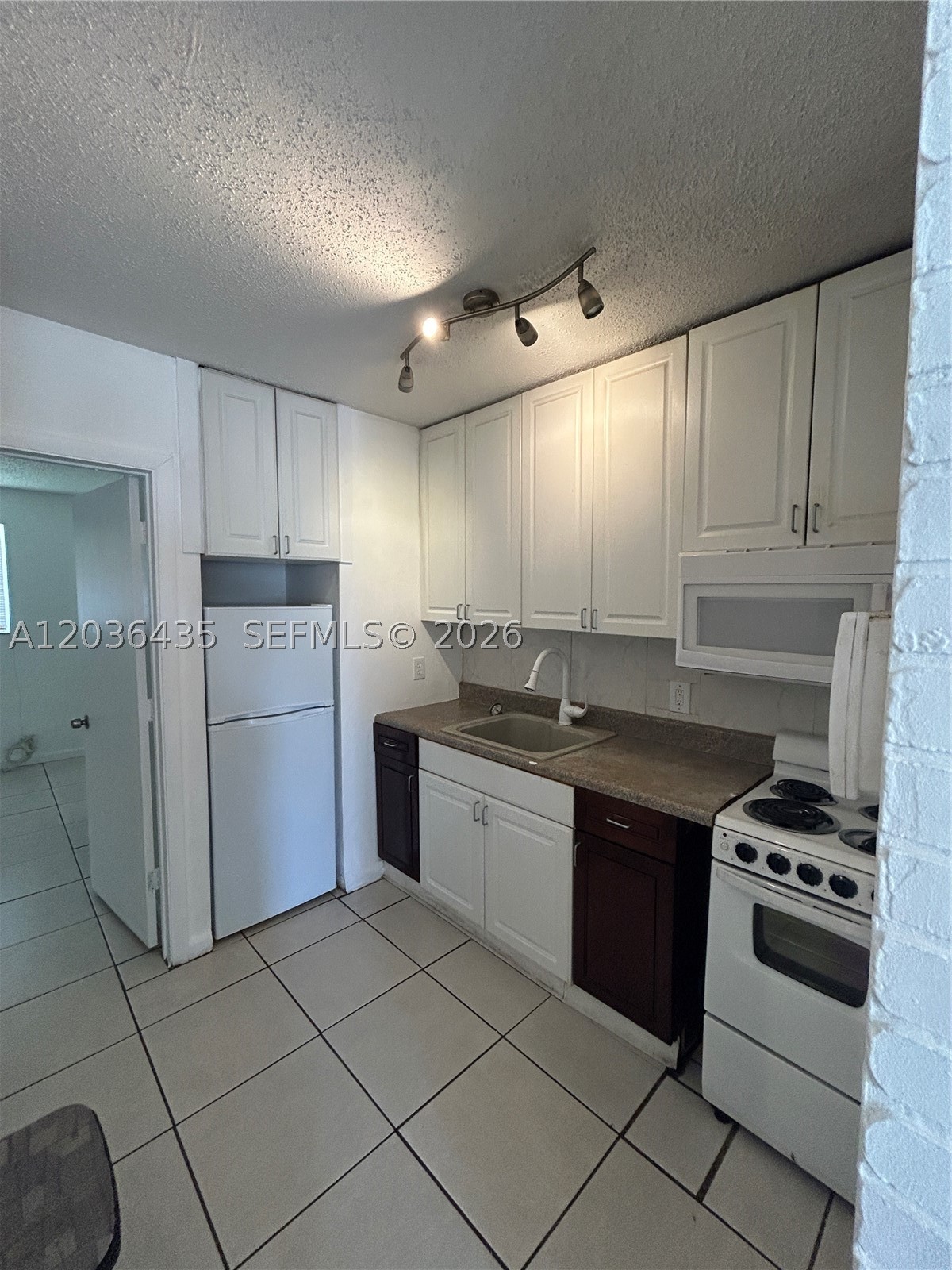 1045 N Andrews Ave 3 Property Photo 3
