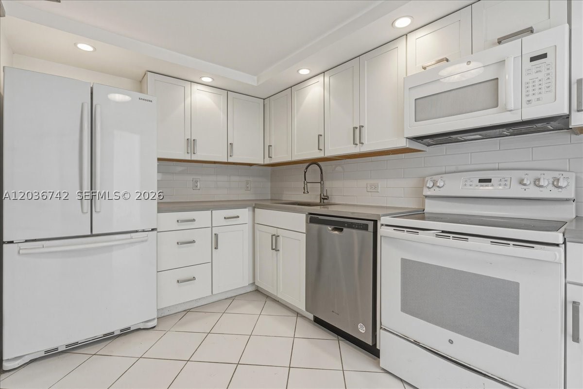 9381 E Bay Harbor Dr 404s Property Photo 16