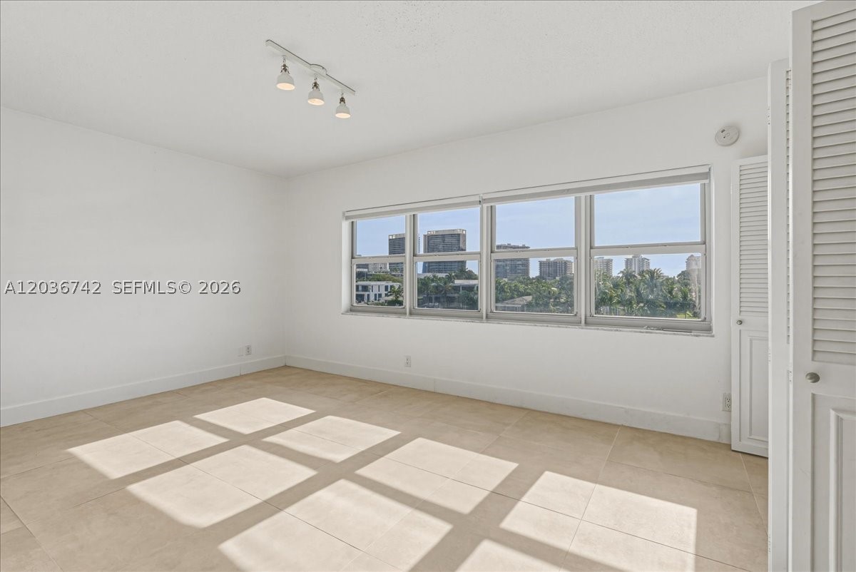 9381 E Bay Harbor Dr 404s Property Photo 19