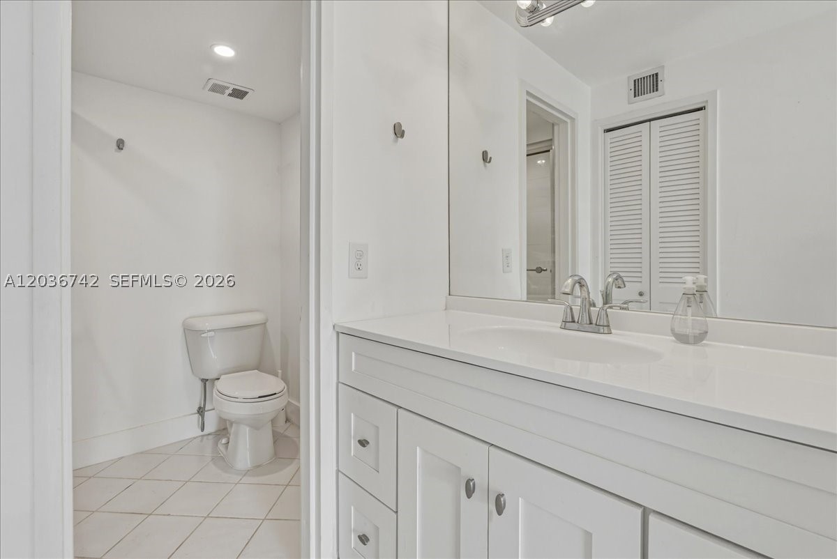 9381 E Bay Harbor Dr 404s Property Photo 22