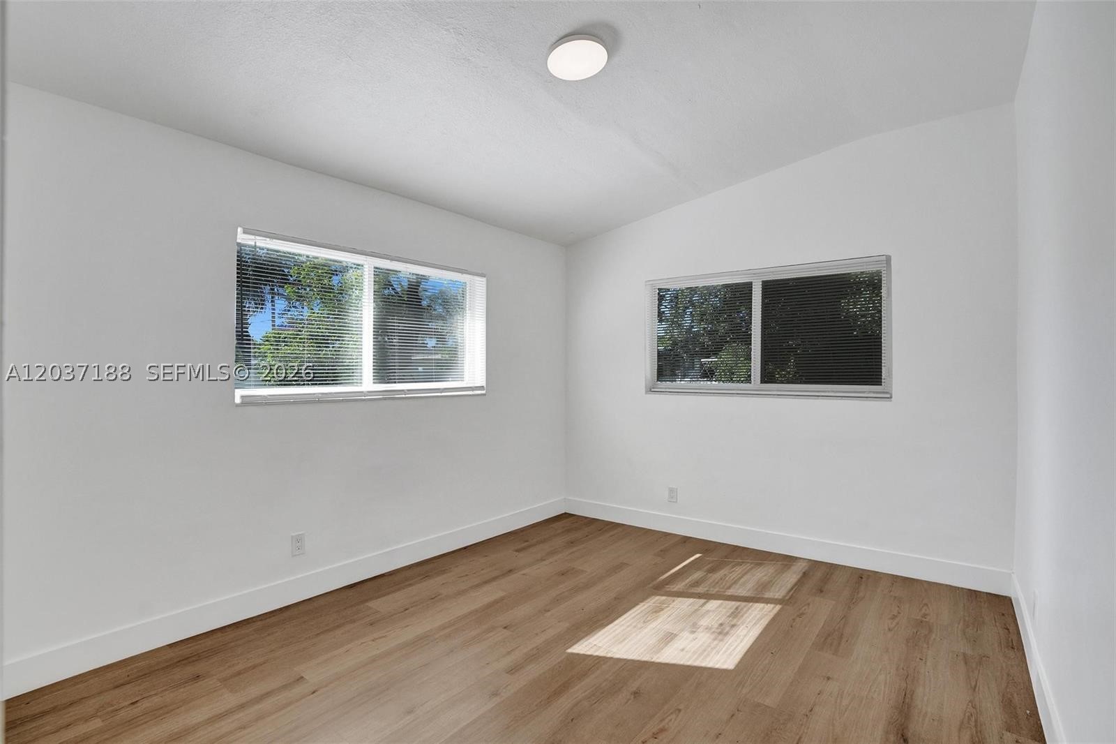 581 Ne 175th Ter Property Photo 12