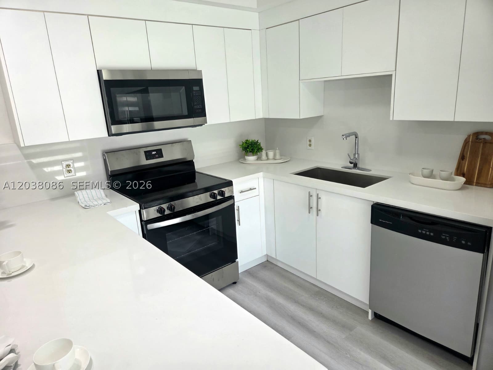 2565 Garden Ct Property Photo 4